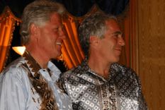 Bill Clinton y Jeffrey Epstein en un evento. La foto fue filtrada por el Departamento de Justicia de Estados Unidos.