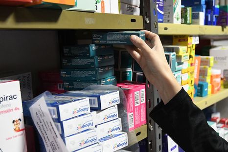 Farmacias de Mendoza atraviesan un momento crítico por atrasos en los pagos de obras sociales y aumento de precios. Farmacias de Mendoza atraviesan un momento crítico por atrasos en los pagos de obras sociales y aumento de precios.