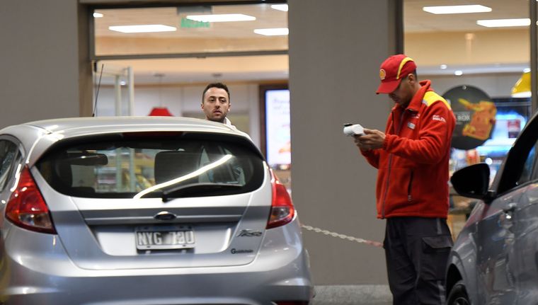 Un beneficio vigente durante todo mayo permite ahorrar en cada carga de combustible sin necesidad de inscripción previa. Foto: Santiago Tagua/MDZ