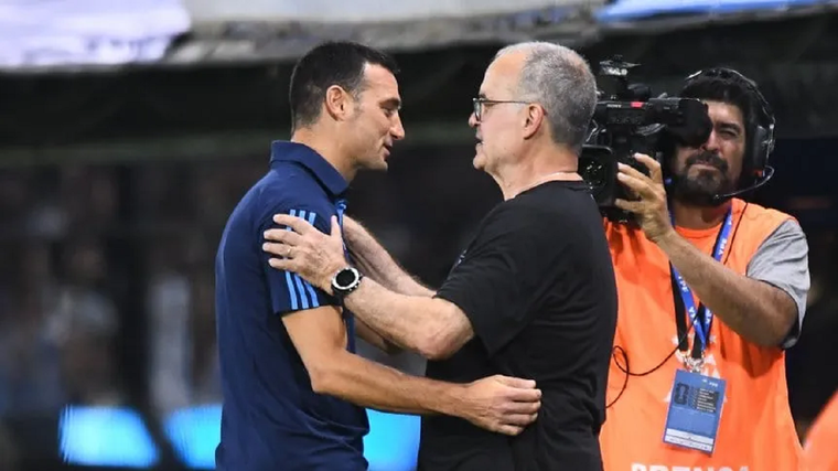 Scaloni y Bielsa se saludan en la Bombonera Foto: Archivo MDZ
