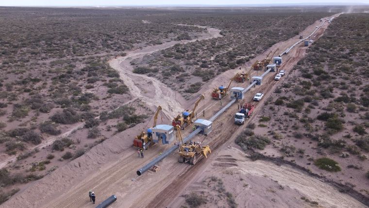 El ritmo frenético de las inversiones y el montaje de los caños logró reducir a menos de la mitad los tiempos de construcción del gasoducto. Foto: UT Techint-SACDE