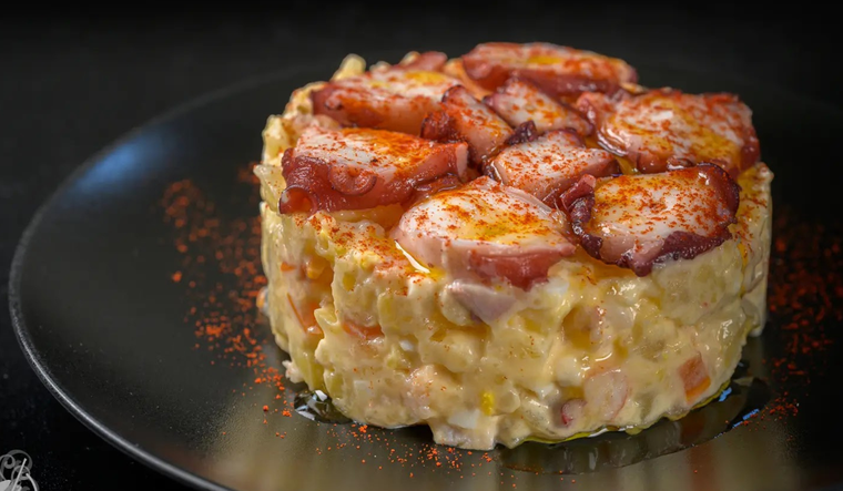 Aunque la receta suele llevar mayonesa, algunos la preparan con yogur para una versión más ligera.