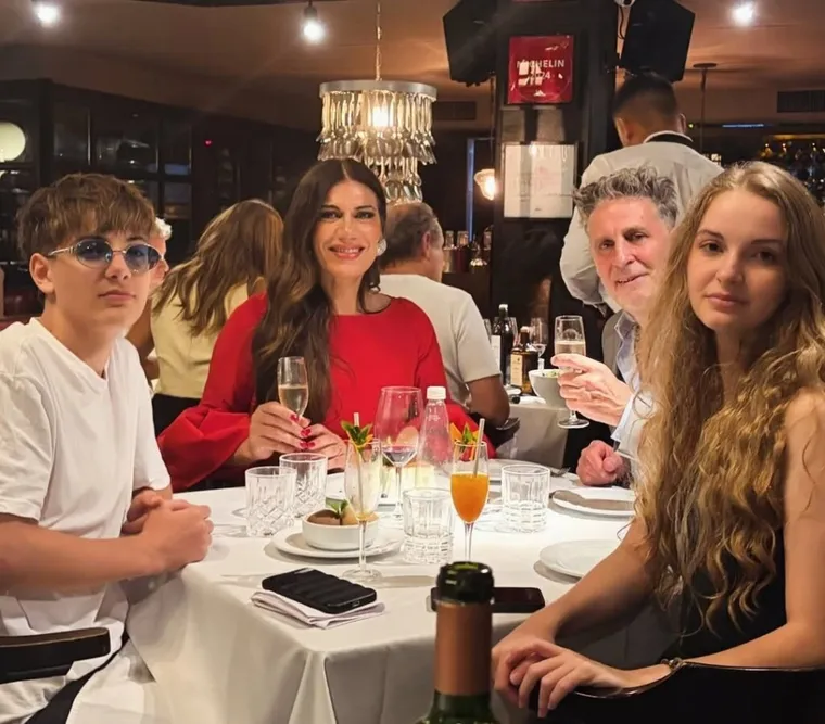 El cumpleaños 51 de Flor de la V. El cumpleaños 51 de Flor de la V.