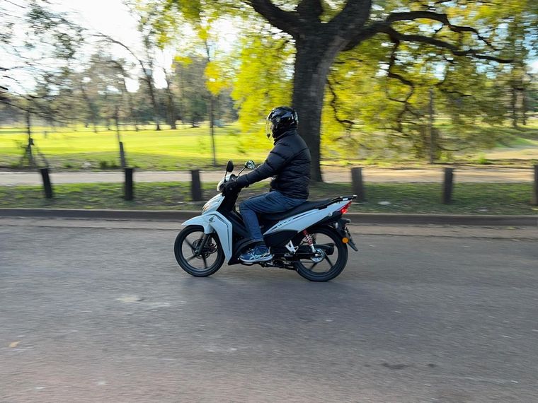 Usar esta moto todos los días es muy sencillo. En avenidas como la 9 de Julio o General Paz, se destaca por su agilidad en medio del tráfico.