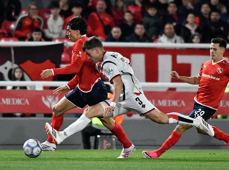 Independiente enfrenta a Newells en el Libertadores de América.