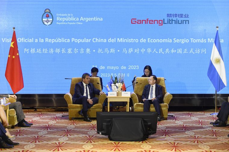 Sergio Massa en su visita a China con un representante de la empresa Ganfeng Lithium Foto: Noticias Argentinas