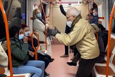 El hombre mayor le recrimina a la mujer que se coloque bien el barbijo