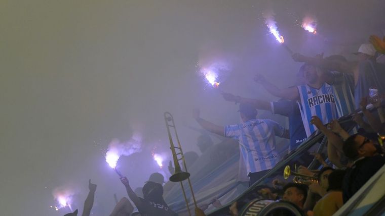 La hinchada de Racing prendió bengalas en el Gigante de Arroyito y el partido se demoró 10 minutos.