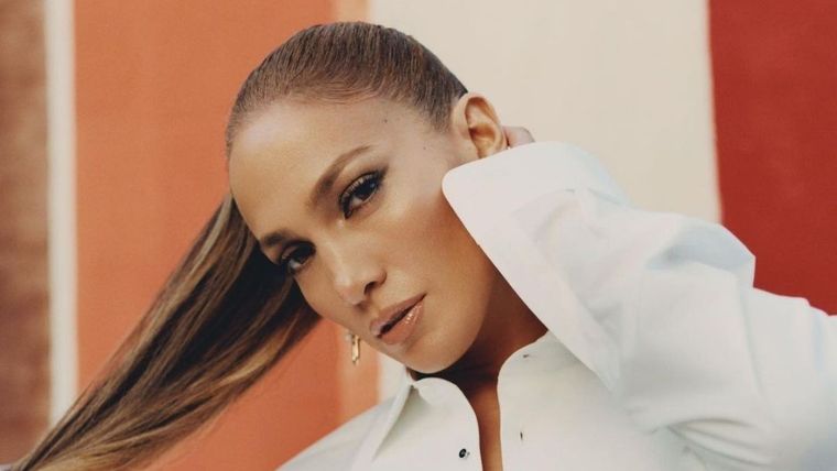 Mostró de más: JLo eleva la temperatura con una increíble sesión de fotos