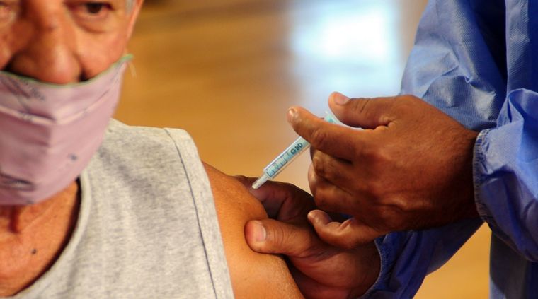 Entre hoy y mañana se aplicarán las últimas dosis de Sputnik V. Foto: ALF PONCE MERCADO / MDZ