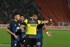 La queja de los jugadores de la Lepra a Nazareno Arasa. Foto: Alfredo Ponce / MDZ