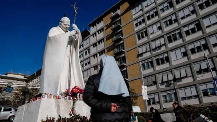 Una estatua del difunto Papa Juan Pablo II a las puertas del Hospital Gemelli, donde el Papa Francisco está recibiendo tratamiento médico. Foto: BBC