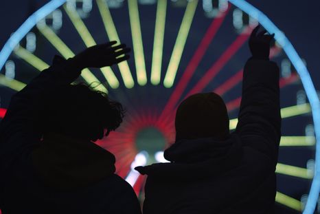 Aseguran que un famoso cantante y una reconocida actriz dejaron atrás la amistad para ser pareja. Aseguran que un famoso cantante y una reconocida actriz dejaron atrás la amistad para ser pareja.