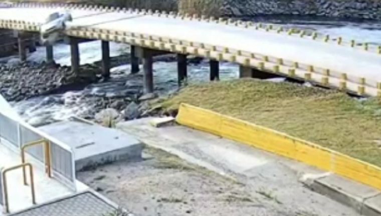 El momento en que el auto de la joven cae al río desde un puente Foto: Captura de video