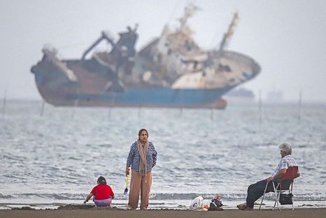 Iraníes descansan en la playa de Suru, en Bandar Abbas, a orillas del estrecho de Ormuz, en una imagen difundida este lunes por la agencia iraní ISNA. Iraníes descansan en la playa de Suru, en Bandar Abbas, a orillas del estrecho de Ormuz, en una imagen difundida este lunes por la agencia iraní ISNA.