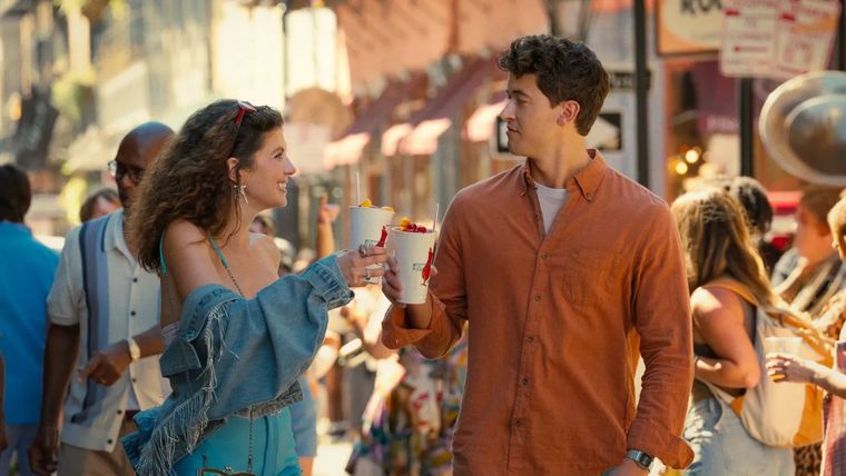 Poppy y Alex, dos amigos opuestos que deben enfrentar su pasado durante un último viaje a Palm Springs. Poppy y Alex, dos amigos opuestos que deben enfrentar su pasado durante un último viaje a Palm Springs.