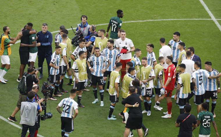 ¿Y ahora qué? Argentina está obligada a ganar los dos partidos del Mundial. Foto: EFE