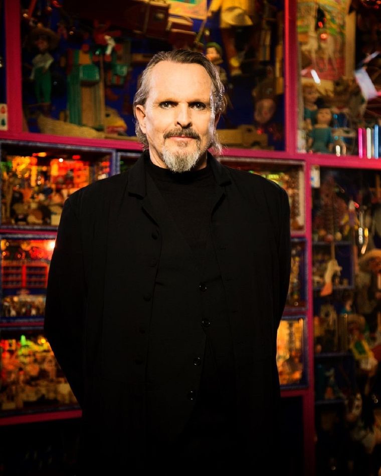Miguel Bosé actualmente tiene 66 años.
