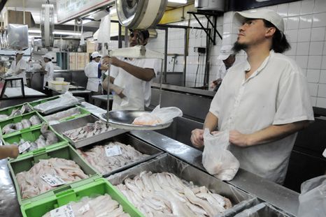 La gente ya comenzó a proveerse de pescados y mariscos para Semana Santa. Foto: Nacho Gaffuri / MDZ La gente ya comenzó a proveerse de pescados y mariscos para Semana Santa. Foto: Nacho Gaffuri / MDZ