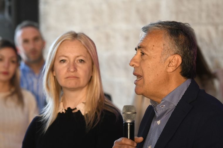Alfredo Cornejo, junto a Hebe Casado. Foto: ALF PONCE / MDZ