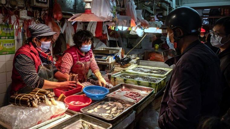 El mercado de Wuhan, en la mira de OMS. Foto: LaVanguardia.
