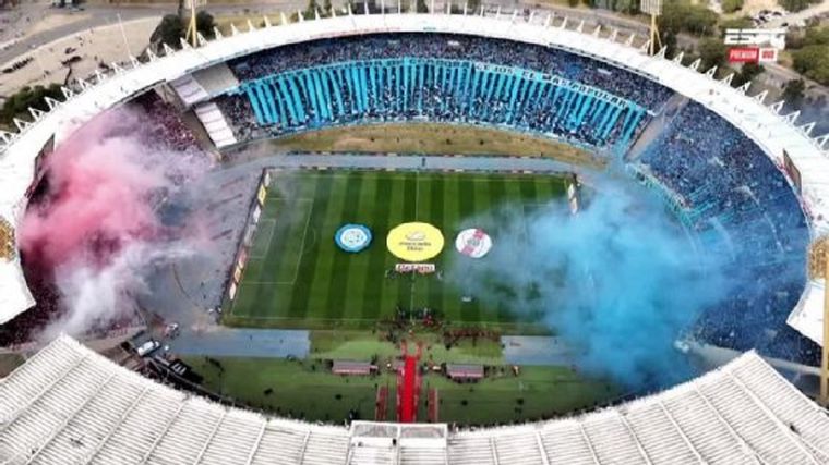Tremenda fiesta. Los hinchas de River y Belgrano protagonizaron un recibimiento a la altura de una final del fútbol argentino.&nbsp;