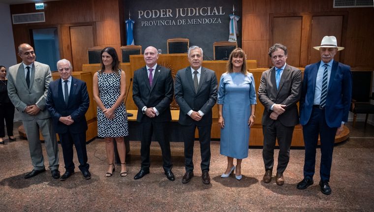 La Suprema Corte de Justicia, junto al gobernador Alfredo Cornejo.