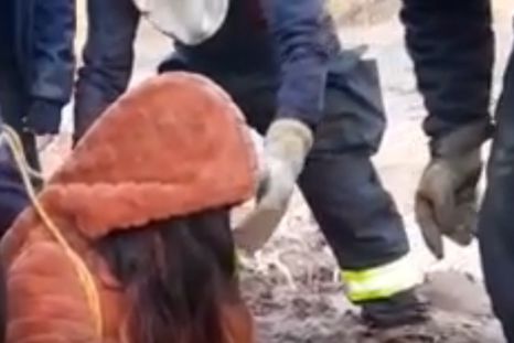 La maestra siendo rescatada.