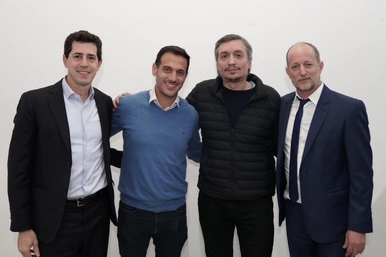 Julián Álvarez junto a los máximos referentes de La Cámpora, Wado de Pedro y Máximo Kirchner, acompañado del exjefe de Gabinete bonaerense Martín Insaurralde Foto: X de Julián Alvarez