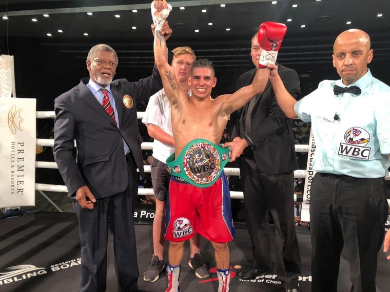 Fernando Puma Martínez con el cinturón de campeón