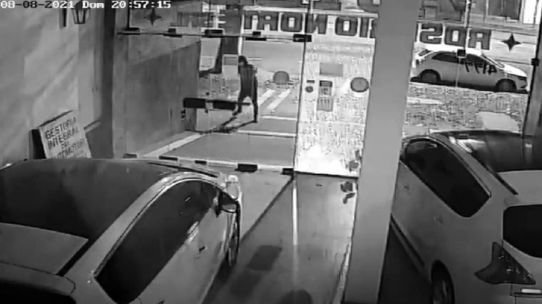 El ataque a balazos se registró en una concesionaria de la ciudad de Rosario.