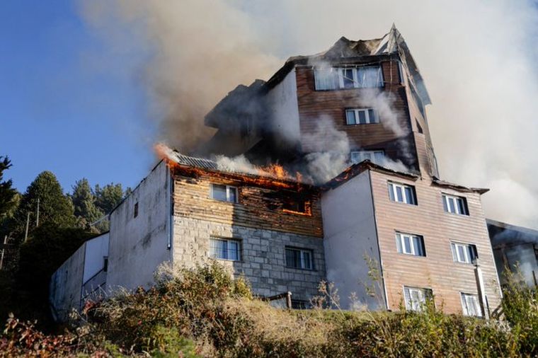 Se desplegaron varias dotaciones de bomberos de la ciudad para asistir en el incendio. Se desplegaron varias dotaciones de bomberos de la ciudad para asistir en el incendio.