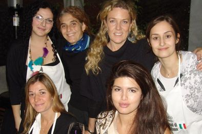 MDZol | Ana Caselles y Beatriz Barbera junto a algunas de las invitadas: Mariela Moreno, Alejandra Navarría, Valentina Mussuto y Anabel González. Foto: MDZ