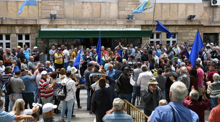 Este jueves se produjeron fuertes incidentes en la Casa de Gobierno por la protesta de los policías retirados Foto: ALF PONCE MERCADO / MDZ