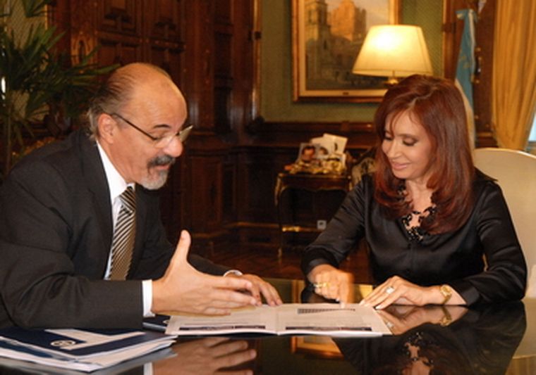 La presidenta Cristina Kirchner junto al ministro de trabajo, Carlos Tomada. Foto: NA