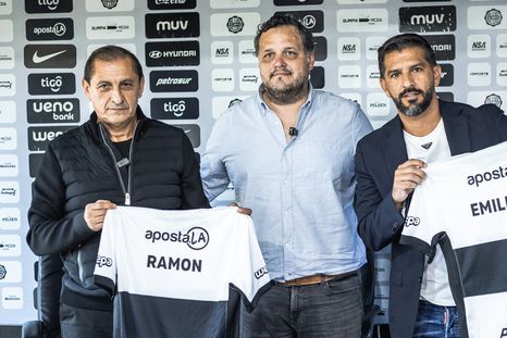 Ramón Díaz y su hijo Emiliano durante su presentación en Olimpia. Ramón Díaz y su hijo Emiliano durante su presentación en Olimpia.