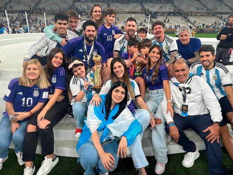 Toda la familia Messi, en la cancha con el campeón del mundo.