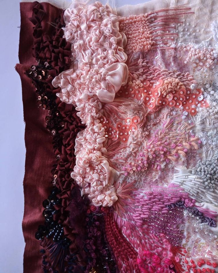 Una de las creaciones bordadas de Julieta Corrales. Una de las creaciones bordadas de Julieta Corrales.