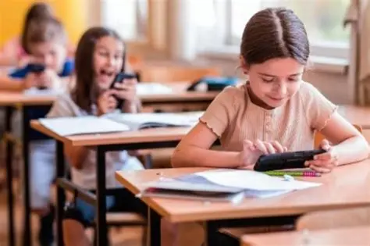 El porcentaje de países que implementaron normas para limitar o prohibir el celular en los colegios trepó del 25% en 2023 a cerca del 60% en 2026.