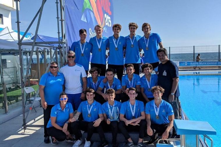 La selección argentina de waterpolo vende alfajores para jugar el mundial