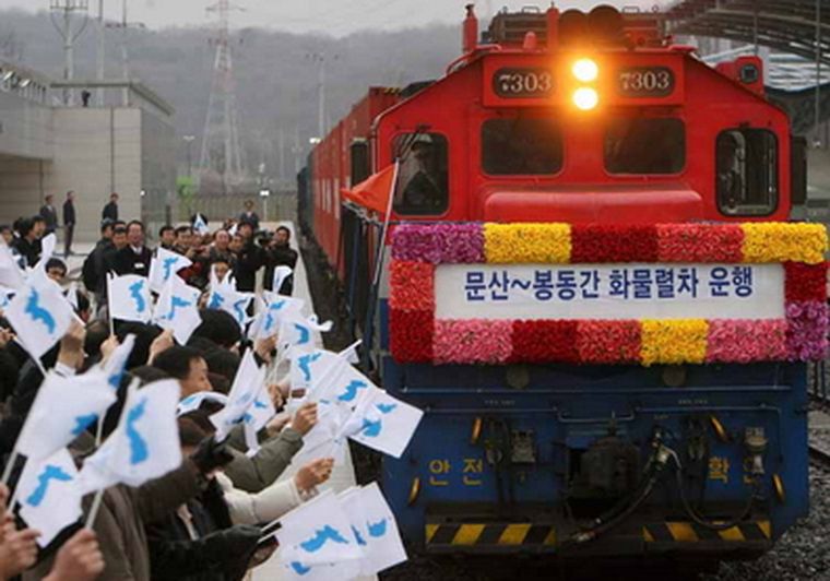 Un tren de carga parte de Dorosan (Corea del Sur), rumbo a la Línea de Demarcación Militar, cerca de la zona de Paju (Norcorea). Foto: EFE