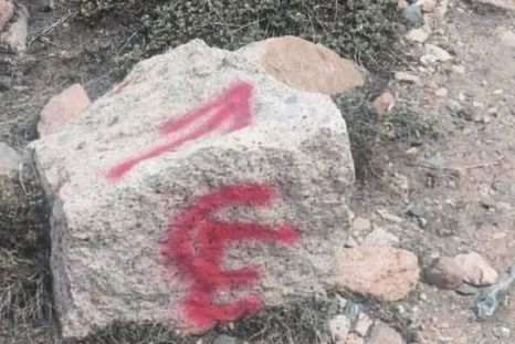 Integrantes de la congregación Verbo Encarnado reconocieron haber pintado rocas y postes en el Manzano Histórico y ahora deberán pagar una millonaria multa. Integrantes de la congregación Verbo Encarnado reconocieron haber pintado rocas y postes en el Manzano Histórico y ahora deberán pagar una millonaria multa.