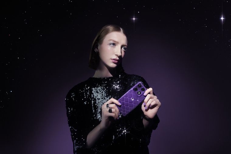 El chasis del nuevo Motorola Signature deslumbra con cristales de Swarovski colocados minuciosamente a mano. El chasis del nuevo Motorola Signature deslumbra con cristales de Swarovski colocados minuciosamente a mano.