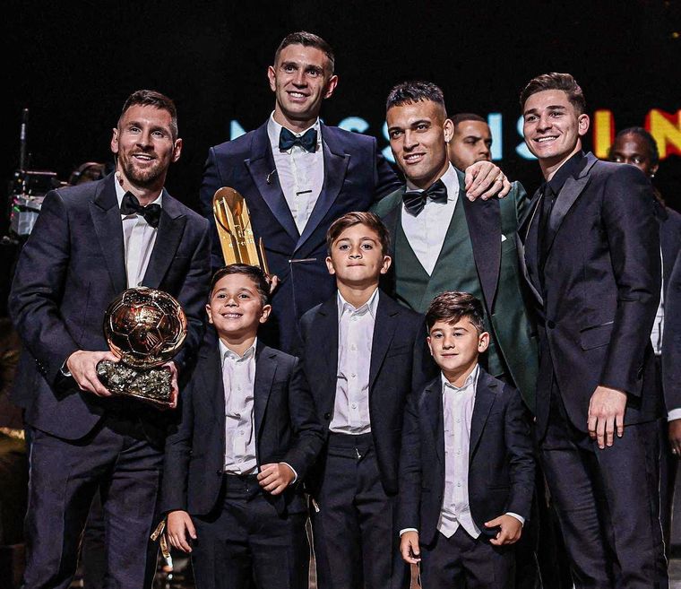 Todos los looks más virales de la entrega del Balón de Oro, al final de la nota. Foto: @ataquefutbolero