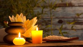 Para hacer velas aromáticas con cáscaras de limón y romero solo se necesita un poco de imaginación. Foto: reviewbox.com.mx