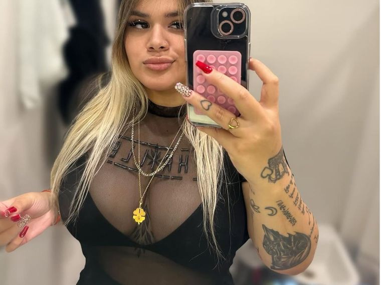 La joven estalló de furia tras la insistencia del cronista Foto: Instagram @moreerial.