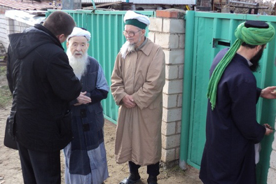 MDZol | Las autoridades policiales a la puerta previa a la instalación.