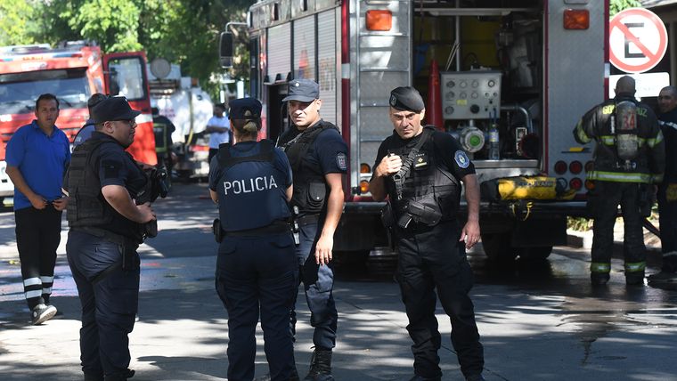 El incendio ocurrió ayer a la tarde. En el lugar trabajaron bomberos y policías.&nbsp;