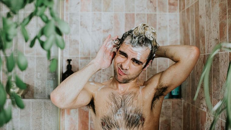 Muchos prefieren bañarse antes de acostarse para meterse a la cama frescos y limpios.