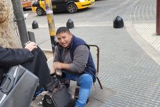 El oficio del lustrabotas se ve muy a menudo en el centro mendocino Foto: Julián Crowe